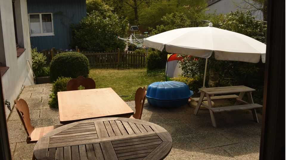 Frauenhaus Ukraine Garten mit Bänken und Tischen