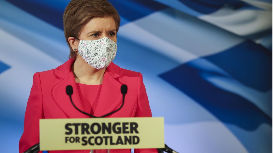 Nicola Sturgeon, Regierungschefin von Schottland, hält eine Rede