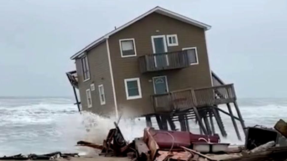 Strandhaus in North Carolina wird von Sturm ins Meer gerissen