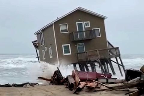 Strandhaus in North Carolina wird von Sturm ins Meer gerissen