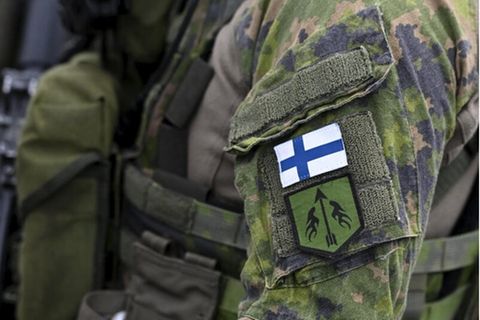 Ein Soldat nimmt an einer Krisenmanagementübung der Finnischen Internationalen Bereitschaftstruppe im Nato-Rahmen teil