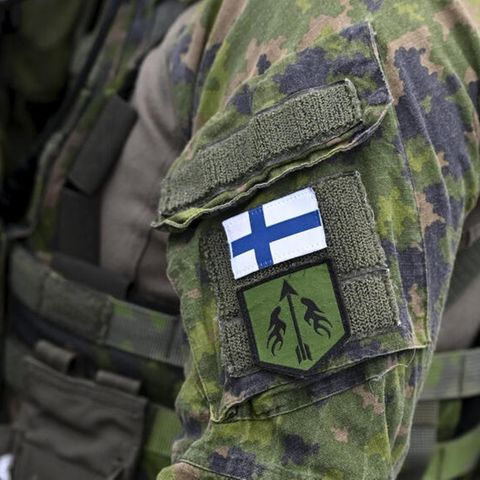 Ein Soldat nimmt an einer Krisenmanagementübung der Finnischen Internationalen Bereitschaftstruppe im Nato-Rahmen teil