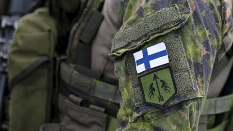Ein Soldat nimmt an einer Krisenmanagementübung der Finnischen Internationalen Bereitschaftstruppe im Nato-Rahmen teil