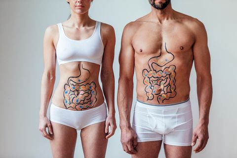 Eine Frau und ein Mann mit aufgezeichnetem Darm auf dem nackten Bauch