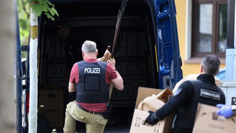 Essen: Polizisten tragen mehrere Stichwaffen und Speere aus dem Wohnhaus des verdächtigen Schülers
