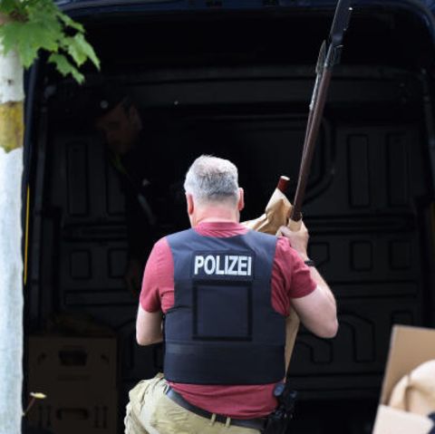 Essen: Polizisten tragen mehrere Stichwaffen und Speere aus dem Wohnhaus des verdächtigen Schülers