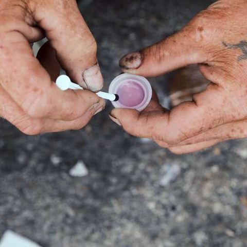 Ein Mann kocht ein Gemisch aus Fentanyl und Heroin auf. In den USA sind mehr als 107.000 Menschen an Drogen gestorben