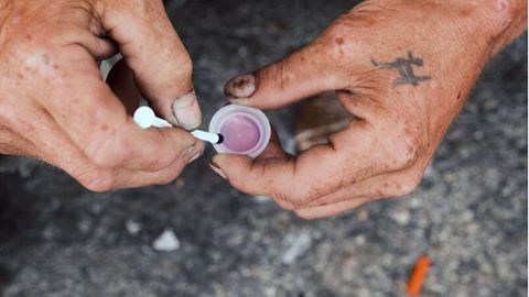 Ein Mann kocht ein Gemisch aus Fentanyl und Heroin auf. In den USA sind mehr als 107.000 Menschen an Drogen gestorben