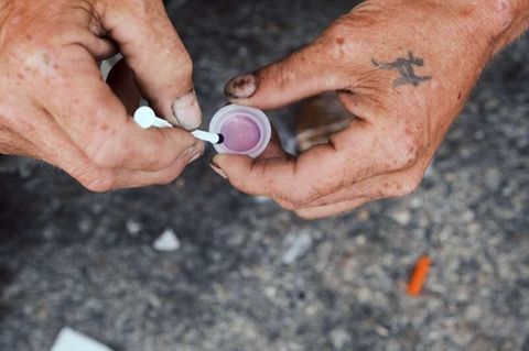 Ein Mann kocht ein Gemisch aus Fentanyl und Heroin auf. In den USA sind mehr als 107.000 Menschen an Drogen gestorben