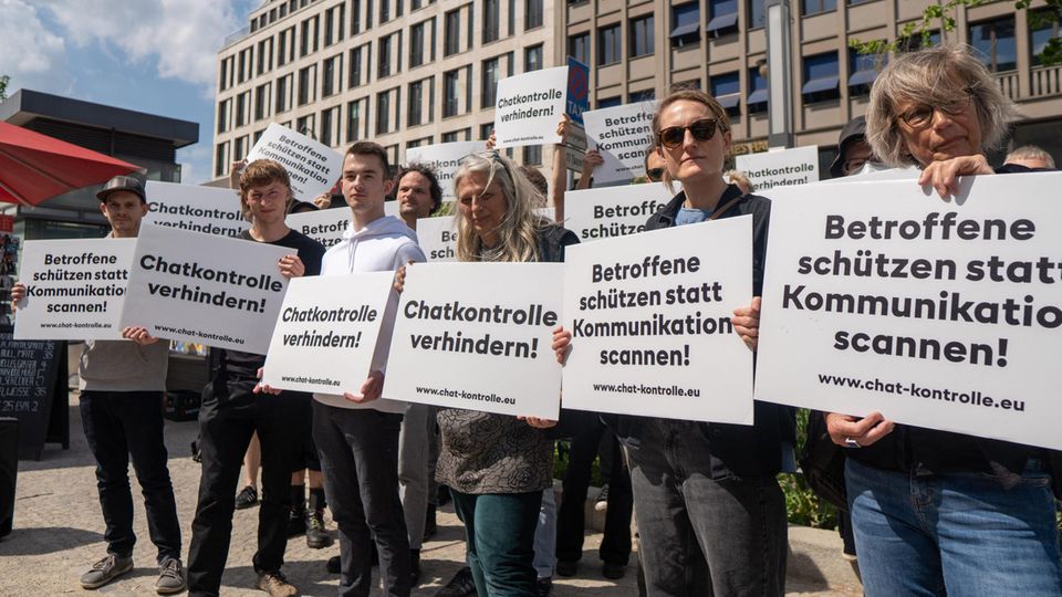 Ein Protest der Aktion "Chatkontrolle STOPPEN!" vor der Vertretung der Europäischen Kommission