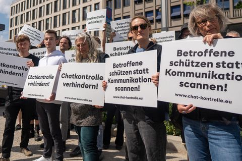 Ein Protest der Aktion "Chatkontrolle STOPPEN!" vor der Vertretung der Europäischen Kommission
