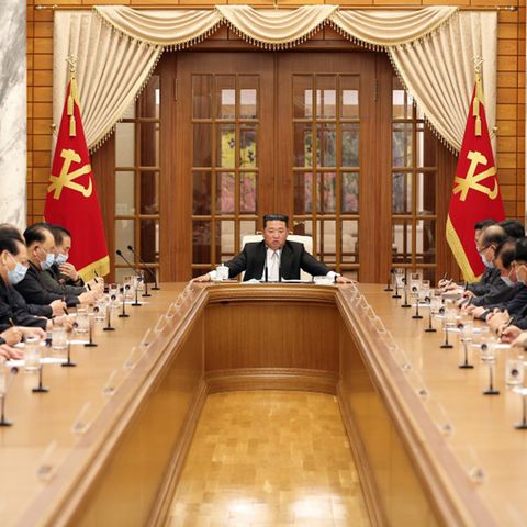 Nordkorea bestätigte zum ersten Mal Coronafälle im eigenen Land. Machthaber Kim Jong-Un (Mitte) hier bei Beratungen mit Parteifreunden zu den Erkenntnissen. Er trägt als einziger keine Maske.