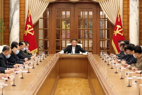 Nordkorea bestätigte zum ersten Mal Coronafälle im eigenen Land. Machthaber Kim Jong-Un (Mitte) hier bei Beratungen mit Parteifreunden zu den Erkenntnissen. Er trägt als einziger keine Maske.
