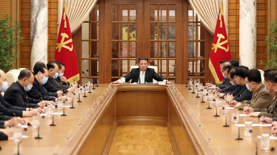 Nordkorea bestätigte zum ersten Mal Coronafälle im eigenen Land. Machthaber Kim Jong-Un (Mitte) hier bei Beratungen mit Parteifreunden zu den Erkenntnissen. Er trägt als einziger keine Maske.