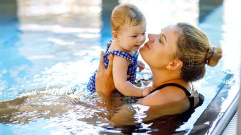 Eine Mutter und ein Kind in beim Schwimmen