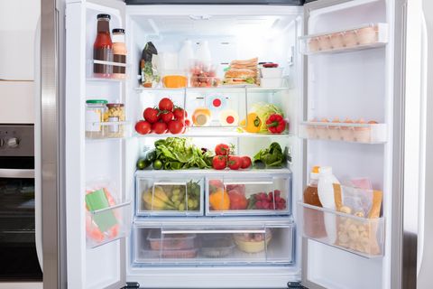 Geöffneter Kühlschrank mit Lebensmitteln