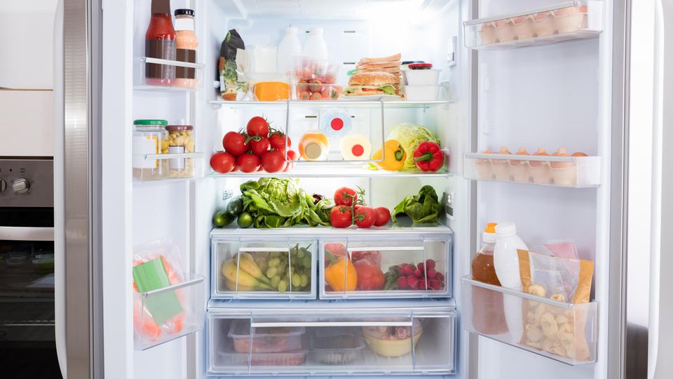 Geöffneter Kühlschrank mit Lebensmitteln
