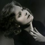 Die Amerikanerin Ruth Harriet Louise war die erste weibliche Berufsfotografin, die sich in Hollywood durchsetzen konnte. Von 1925 bis 1930 leitete sie das Porträtstudio der Filmproduktionsgesellschaft Metro-Goldwyn-Mayer. In dieser Zeit entstand auch diese Aufnahme von Filmstar Greta Garbo. Tragisch: 1930 verließ Louise das Filmstudio, um zu heiraten und starb 1940 bei der Geburt ihres zweiten Kindes.