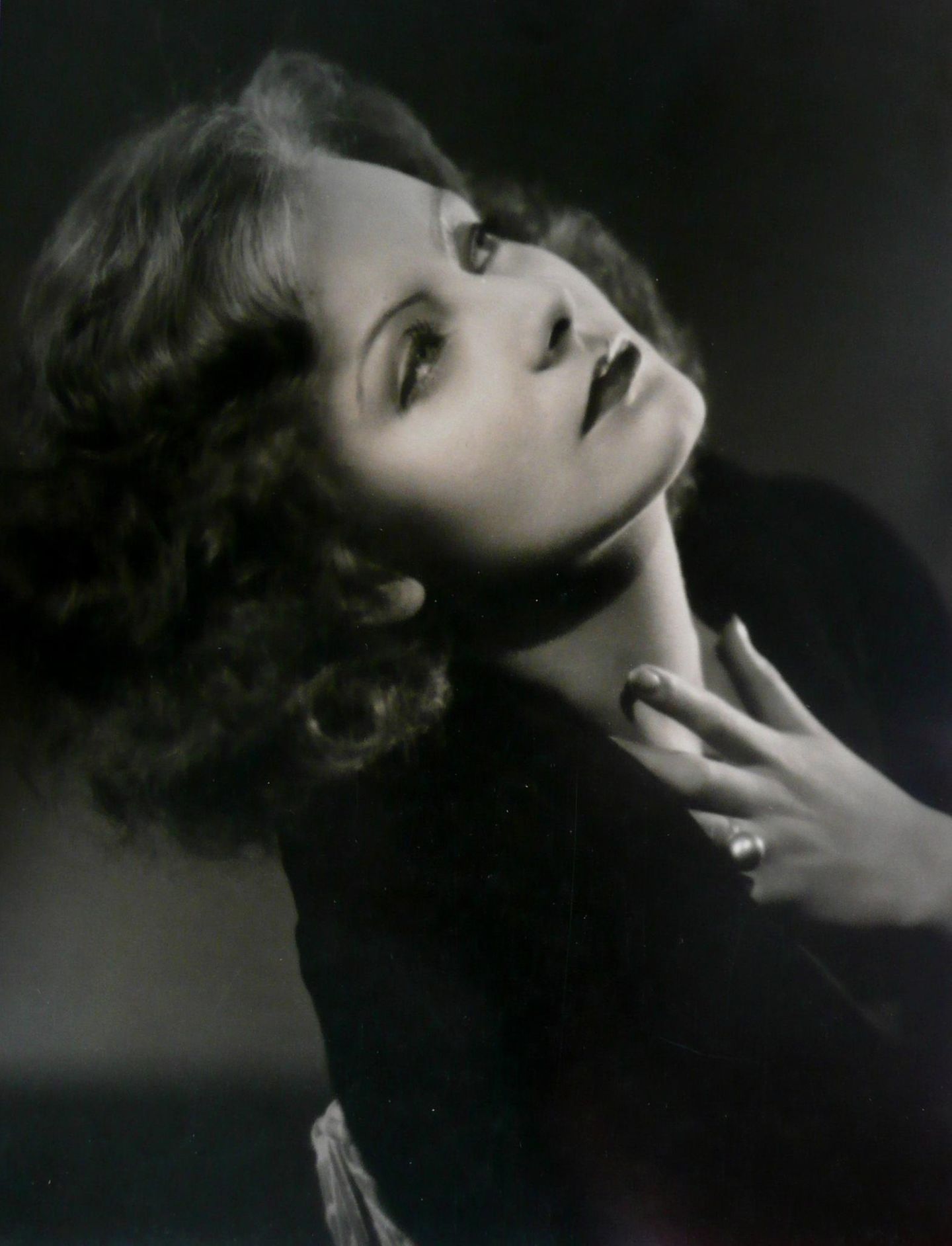 Helmut Newton Foundation in Berlin: Die Amerikanerin Ruth Harriet Louise war die erste weibliche Berufsfotografin, die sich in Hollywood durchsetzen konnte. Von 1925 bis 1930 leitete sie das Porträtstudio der Filmproduktionsgesellschaft Metro-Goldwyn-Mayer. In dieser Zeit entstand auch diese Aufnahme von Filmstar Greta Garbo. Tragisch: 1930 verließ Louise das Filmstudio, um zu heiraten und starb 1940 bei der Geburt ihres zweiten Kindes. Die Amerikanerin Ruth Harriet Louise war die erste weibliche Berufsfotografin, die sich in Hollywood durchsetzen konnte. Von 1925 bis 1930 leitete sie das Porträtstudio der Filmproduktionsgesellschaft Metro-Goldwyn-Mayer. In dieser Zeit entstand auch diese Aufnahme von Filmstar Greta Garbo. Tragisch: 1930 verließ Louise das Filmstudio, um zu heiraten und starb 1940 bei der Geburt ihres zweiten Kindes.