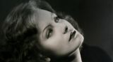 Die Amerikanerin Ruth Harriet Louise war die erste weibliche Berufsfotografin, die sich in Hollywood durchsetzen konnte. Von 1925 bis 1930 leitete sie das Porträtstudio der Filmproduktionsgesellschaft Metro-Goldwyn-Mayer. In dieser Zeit entstand auch diese Aufnahme von Filmstar Greta Garbo. Tragisch: 1930 verließ Louise das Filmstudio, um zu heiraten und starb 1940 bei der Geburt ihres zweiten Kindes.