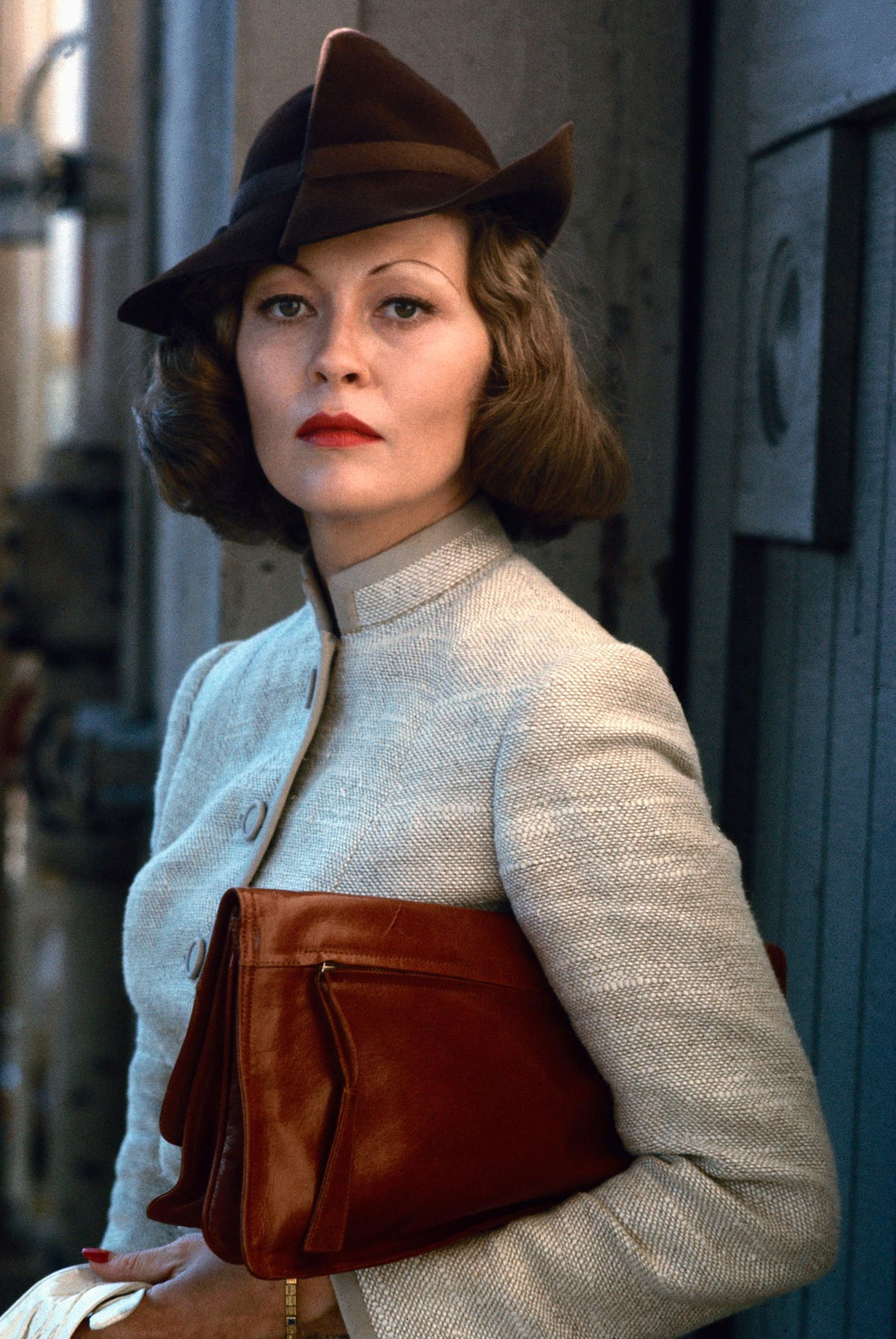 Helmut Newton Foundation in Berlin: Neben den Arbeiten von Helmut Newton sind in der Berliner Ausstellung 13 weitere Fotografinnen und Fotografen mit ihren Werken zum Thema Hollywood vertreten. Dieses Porträt von Schauspielerin Faye Dunaway stammt von US-Fotograf Steve Schapiro. Es entstand 1973 während der Dreharbeiten zum Film "Chinatown", in dem Dunaway an der Seite von Jack Nicholson spielte. Neben den Arbeiten von Helmut Newton sind in der Berliner Ausstellung 13 weitere Fotografinnen und Fotografen mit ihren Werken zum Thema Hollywood vertreten. Dieses Porträt von Schauspielerin Faye Dunaway stammt von US-Fotograf Steve Schapiro. Es entstand 1973 während der Dreharbeiten zum Film "Chinatown", in dem Dunaway an der Seite von Jack Nicholson spielte.