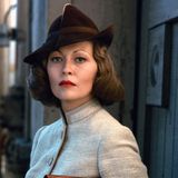 Neben den Arbeiten von Helmut Newton sind in der Berliner Ausstellung 13 weitere Fotografinnen und Fotografen mit ihren Werken zum Thema Hollywood vertreten. Dieses Porträt von Schauspielerin Faye Dunaway stammt von US-Fotograf Steve Schapiro. Es entstand 1973 während der Dreharbeiten zum Film "Chinatown", in dem Dunaway an der Seite von Jack Nicholson spielte.