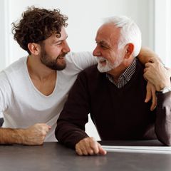Freund, Mentor, Kritiker — die Beziehung zwischen Kind und Vater ist eine besondere. 