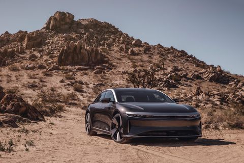 Der Lucid Air steht in steinigem Gelände vor einem Hügel