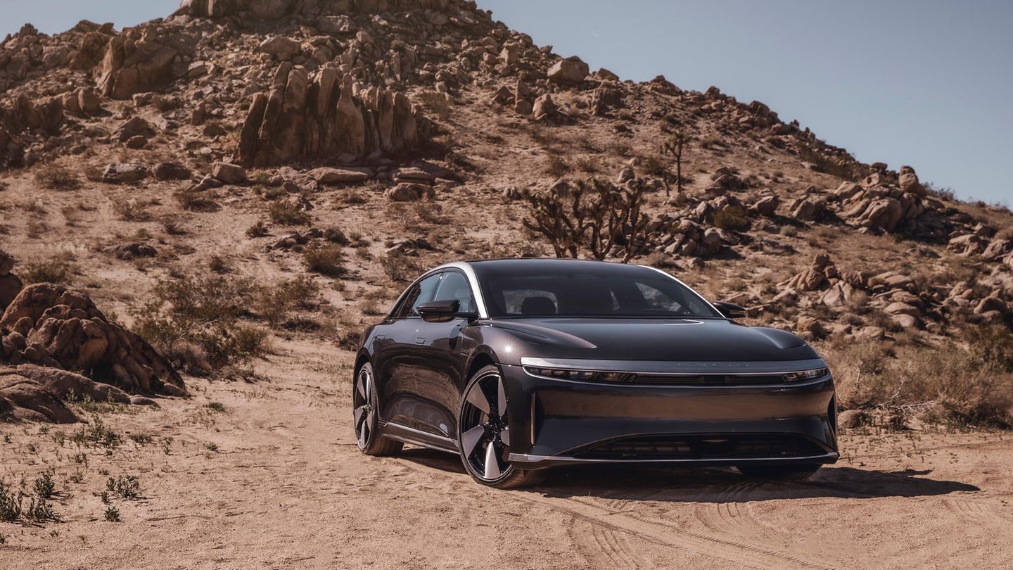 Der Lucid Air steht in steinigem Gelände vor einem Hügel