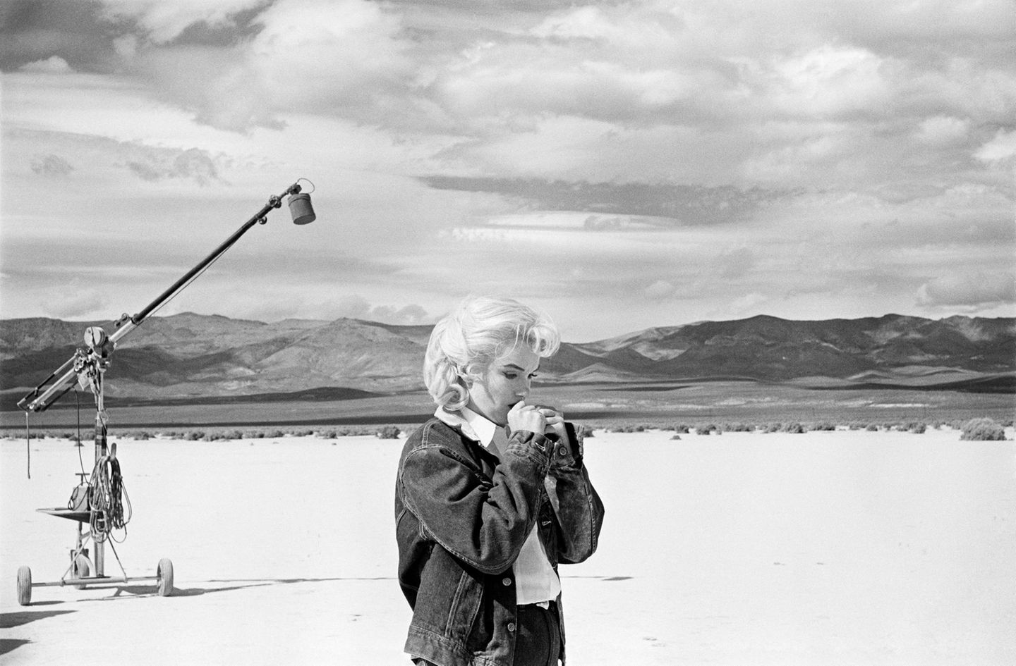 Helmut Newton Foundation in Berlin: 1961 spielte Marilyn Monroe an der Seite von Clark Gable und Montgomery Clift in dem Western "The Misfits". Fotografin Eve Arnold lichtete die Schauspielerin bei den Proben ab, wie sie in sich gekehrt und hochkonzentriert ihren Text durchgeht. Die Dreharbeiten wurden überschattet von der Ehekrise zwischen Monroe und Drehbuchautor Arthur Miller. Am 20. Januar 1961 ließen sich Monroe und Miller scheiden. Elf Tage später feierte der Film in den USA seine Kinopremiere. 1961 spielte Marilyn Monroe an der Seite von Clark Gable und Montgomery Clift in dem Western "The Misfits". Fotografin Eve Arnold lichtete die Schauspielerin bei den Proben ab, wie sie in sich gekehrt und hochkonzentriert ihren Text durchgeht. Die Dreharbeiten wurden überschattet von der Ehekrise zwischen Monroe und Drehbuchautor Arthur Miller. Am 20. Januar 1961 ließen sich Monroe und Miller scheiden. Elf Tage später feierte der Film in den USA seine Kinopremiere.