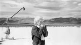 1961 spielte Marilyn Monroe an der Seite von Clark Gable und Montgomery Clift in dem Western "The Misfits". Fotografin Eve Arnold lichtete die Schauspielerin bei den Proben ab, wie sie in sich gekehrt und hochkonzentriert ihren Text durchgeht. Die Dreharbeiten wurden überschattet von der Ehekrise zwischen Monroe und Drehbuchautor Arthur Miller. Am 20. Januar 1961 ließen sich Monroe und Miller scheiden. Elf Tage später feierte der Film in den USA seine Kinopremiere.