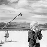 1961 spielte Marilyn Monroe an der Seite von Clark Gable und Montgomery Clift in dem Western "The Misfits". Fotografin Eve Arnold lichtete die Schauspielerin bei den Proben ab, wie sie in sich gekehrt und hochkonzentriert ihren Text durchgeht. Die Dreharbeiten wurden überschattet von der Ehekrise zwischen Monroe und Drehbuchautor Arthur Miller. Am 20. Januar 1961 ließen sich Monroe und Miller scheiden. Elf Tage später feierte der Film in den USA seine Kinopremiere.