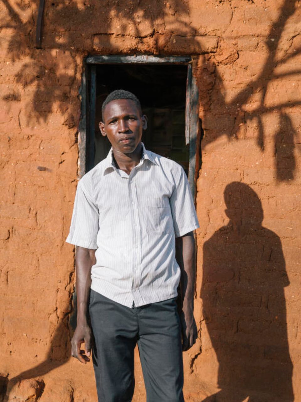 Kinakoni – Ein Dorf gegen den Hunger: Jeremiah Mbai vor seiner Hütte in Kinakoni Jeremiah Mbai vor seiner Hütte in Kinakoni