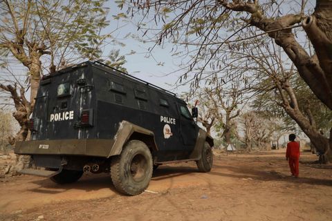 In Nigeria steht ein Polizeiauto in einer Straße. Im Nordwesten des Landes soll eine Studentin gelyncht worden sein