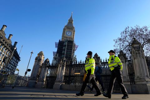 Polizisten gehen am Parlament in Westminster vorbei