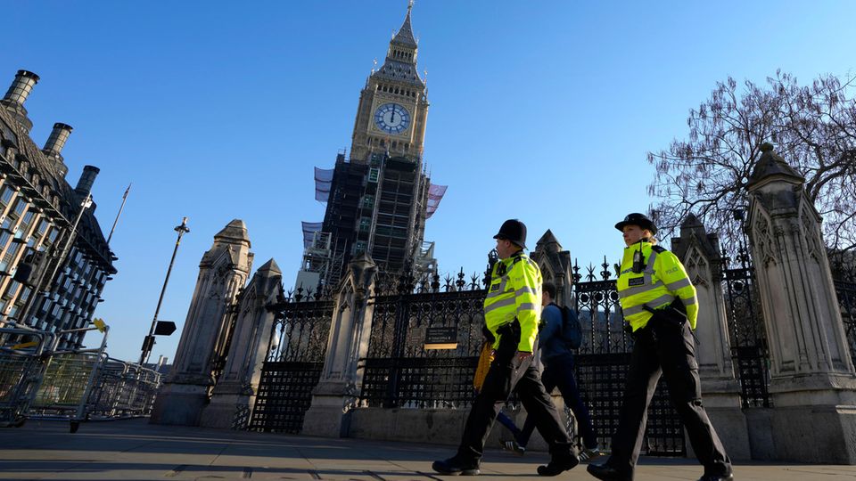 Polizisten gehen am Parlament in Westminster vorbei