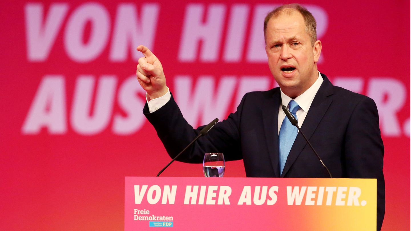 Joachim Stamp (FDP) spricht zu den Delegierten des Landesparteitages der FDP