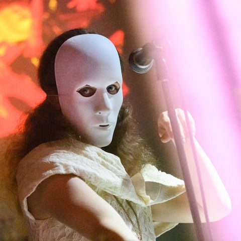 Maria Aljochina mit Maske im Funkhaus Berlin