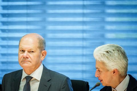 Bundeskanzler Olaf Scholz (SPD) zu Gast im Verteidigungsausschuss
