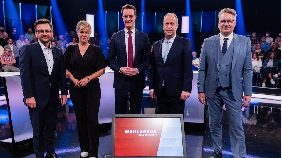 Die Spitzekandidaten in der WDR-Wahlarena von links nach rechts: Thomas Kutschaty (SPD), Mona Neubaur (Grüne), Hendrik Wüst (CDU), Joachim Stamp (FDP) und Markus Wagner (AfD)