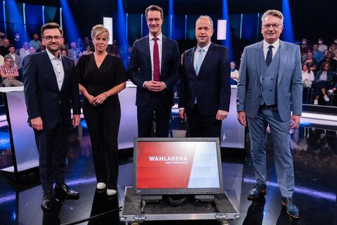 Die Spitzekandidaten in der WDR-Wahlarena von links nach rechts: Thomas Kutschaty (SPD), Mona Neubaur (Grüne), Hendrik Wüst (CDU), Joachim Stamp (FDP) und Markus Wagner (AfD)