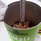 Rund 18 Zentimeter hoch ist diese Müsli-Dose der Lidl-Eigenmarke Crownfield. Doch mit Bircher-Müsli gefüllt ist sie nur bis zur Hälfte, wie die Verbraucherzentrale Hamburg nach Beschwerden von Käufern nachgemessen hat (linkes Bild). Die Verbraucherschützer haben Lidl deshalb wegen Irreführung der Kunden abgemahnt und - nachdem der Discounter nicht reagierte - sogar verklagt. Ein Urteil steht aus, aber mittlerweile verkauft Lidl dieselbe Packung mit mehr Inhalt, wie die Verbraucherzentrale festgestellt hat. Statt mit 400 Gramm Müsli ist die Dose nun mit 470 Gramm deutlich besser gefüllt. Geht doch. (Mai 2022)