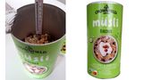 Rund 18 Zentimeter hoch ist diese Müsli-Dose der Lidl-Eigenmarke Crownfield. Doch mit Bircher-Müsli gefüllt ist sie nur bis zur Hälfte, wie die Verbraucherzentrale Hamburg nach Beschwerden von Käufern nachgemessen hat (linkes Bild). Die Verbraucherschützer haben Lidl deshalb wegen Irreführung der Kunden abgemahnt und - nachdem der Discounter nicht reagierte - sogar verklagt. Ein Urteil steht aus, aber mittlerweile verkauft Lidl dieselbe Packung mit mehr Inhalt, wie die Verbraucherzentrale festgestellt hat. Statt mit 400 Gramm Müsli ist die Dose nun mit 470 Gramm deutlich besser gefüllt. Geht doch. (Mai 2022)