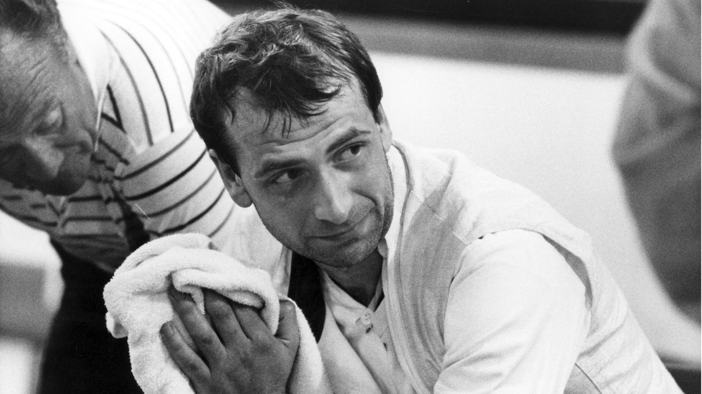 Matthias Behr nach dem Gefecht mit Wladimir Smirnow 1982