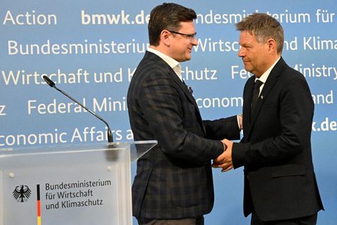 Der ukrainische Außenminister Dmytro Kuleba (l.) und Bundeswirtschaftsminister Robert Habeck