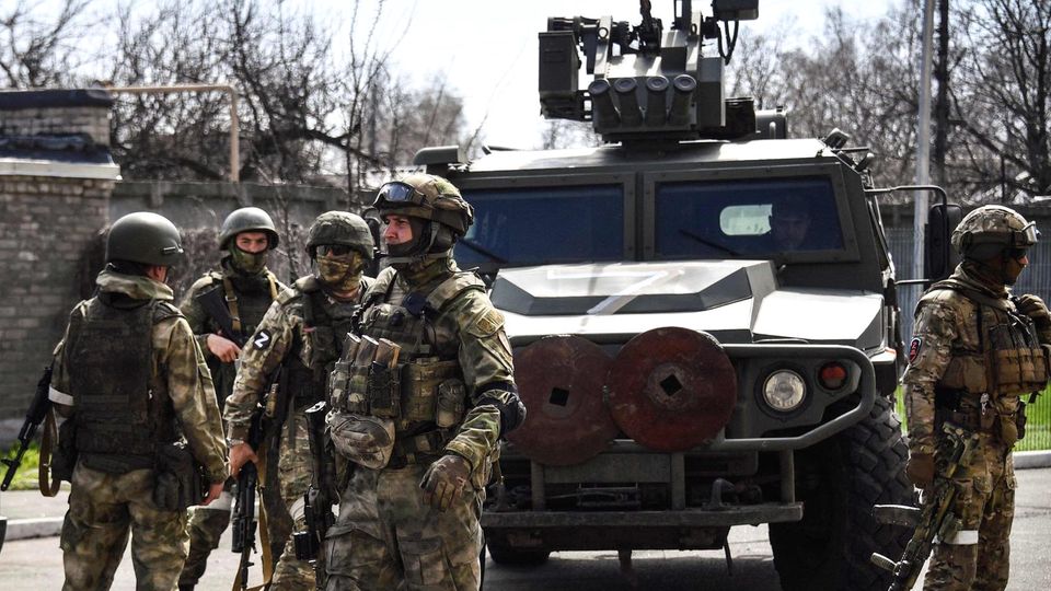 Russische Soldaten patrouillieren in der Stadt Wolnowacha im Gebiet Donezk im Osten der Ukraine