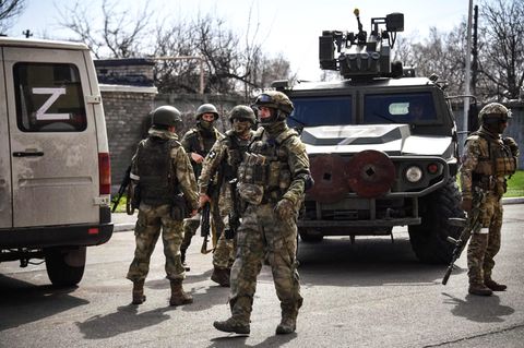 Russische Soldaten patrouillieren in der Stadt Wolnowacha im Gebiet Donezk im Osten der Ukraine