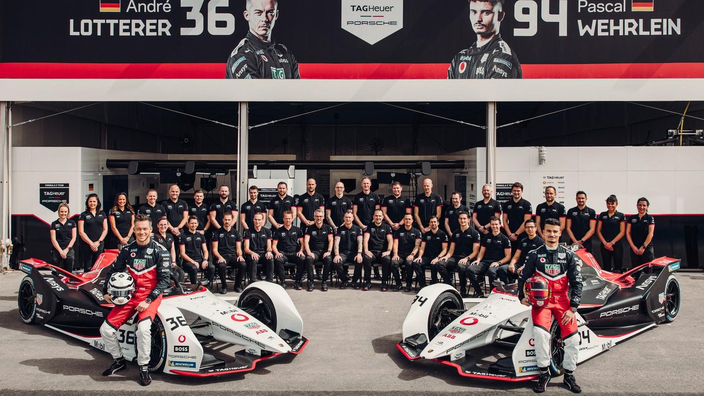 André Lotterer und Pascal Wehrlein sitzen auf ihren Autos, im Hintergrund ist das Porsche-Team versammelt