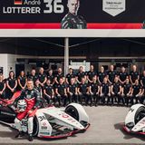 André Lotterer und Pascal Wehrlein sitzen auf ihren Autos, im Hintergrund ist das Porsche-Team versammelt