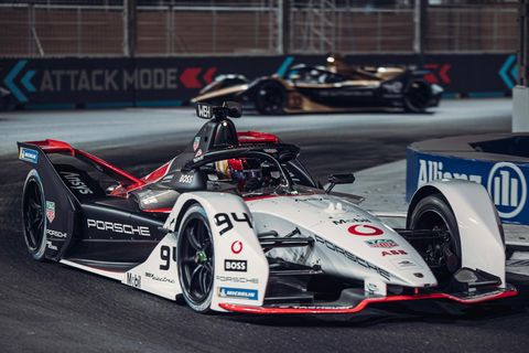 Der Porsche 99X Electric auf einer Rennstrecke